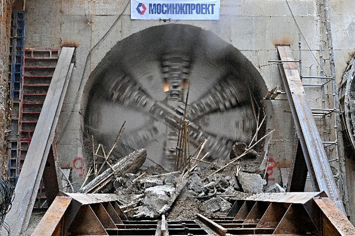 Более 11 000 человек будут работать на строительстве метро в майские праздники
