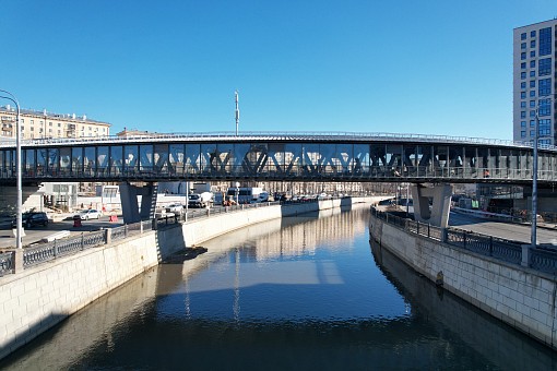 Пешеходный мост через реку Яуза